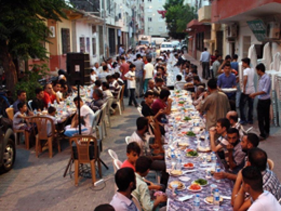 Mersin Bilge Eğitim Der’den halka açık iftar yemeği