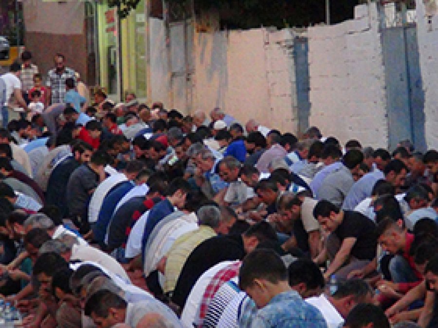 Çınar Şefkat Der'den 800 kişilik iftar yemeği