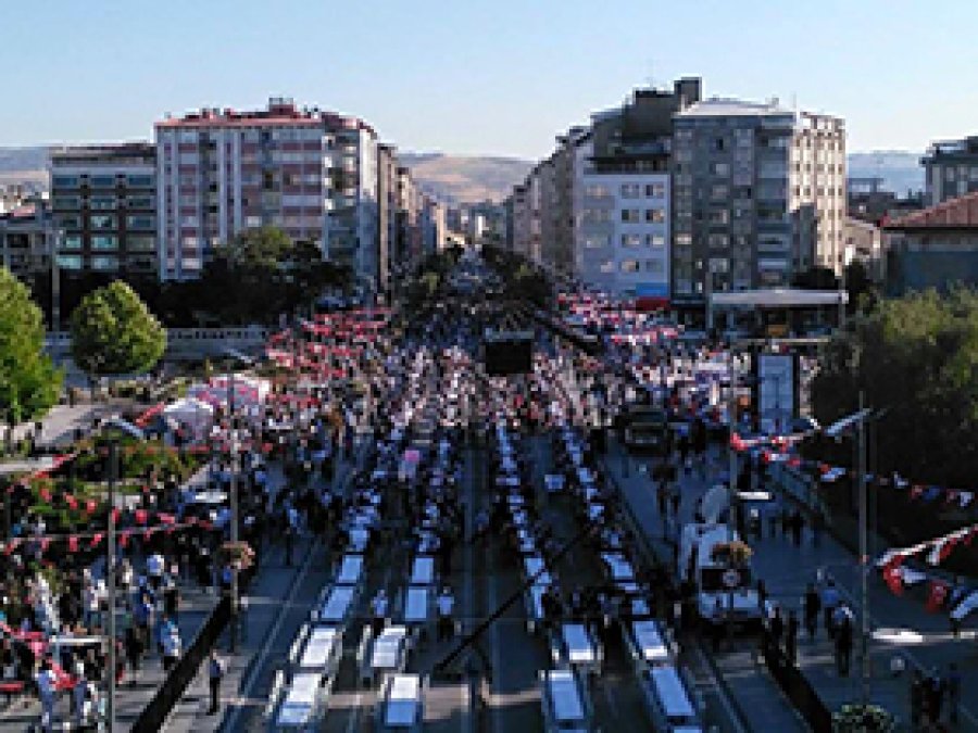 Türkiye'nin en büyük iftarı Sivas'ta verildi