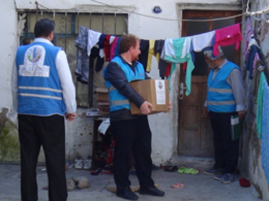 İzmir Umut Kapısı arefe günü de yardımlarını sürdürdü