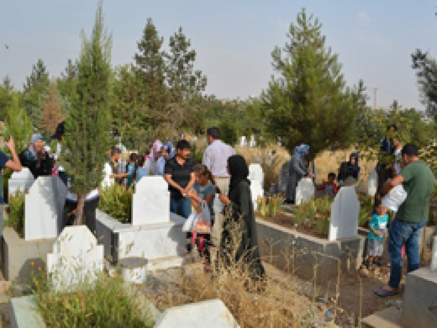 Arife gününde mezarlıklara ziyaretçi akını