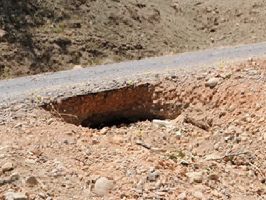 Tunceli'de yola döşenmiş bomba bulundu