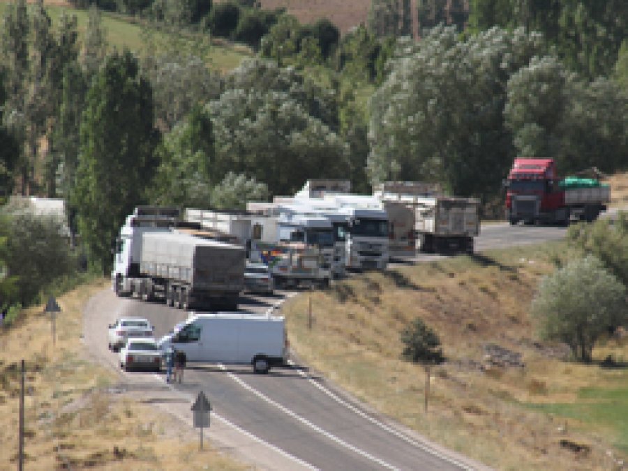 PKK, Bingöl-Erzurum karayolunu kapattı