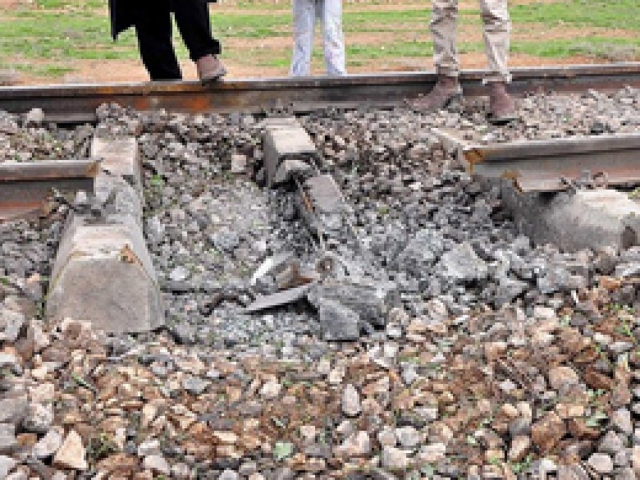 Kars'ta yük trenine bombalı saldırı