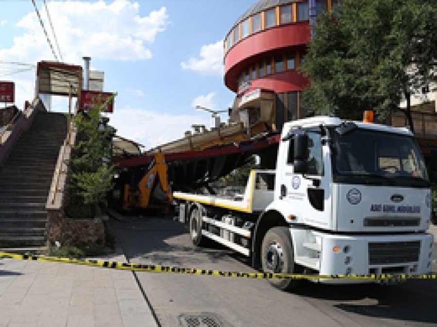 Ankara'da üst geçit çöktü