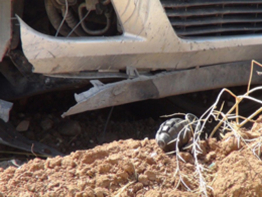 Kaza yapan otomobilden el bombası ve silah çıktı