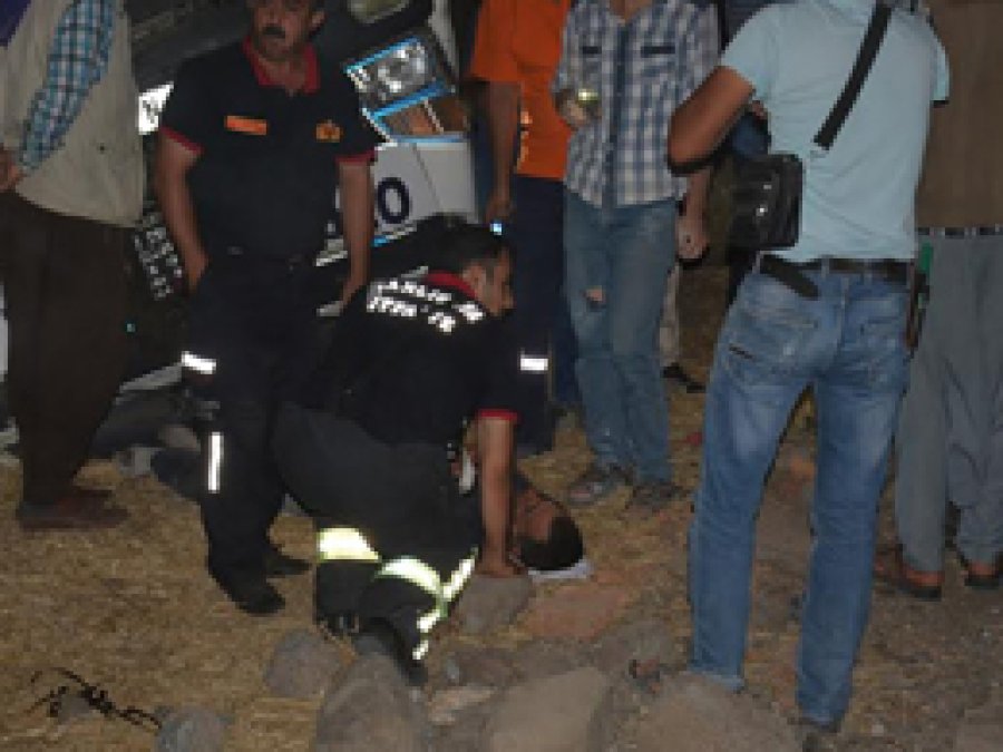 Siverek’te briket yüklü TIR devrildi: 2 yaralı