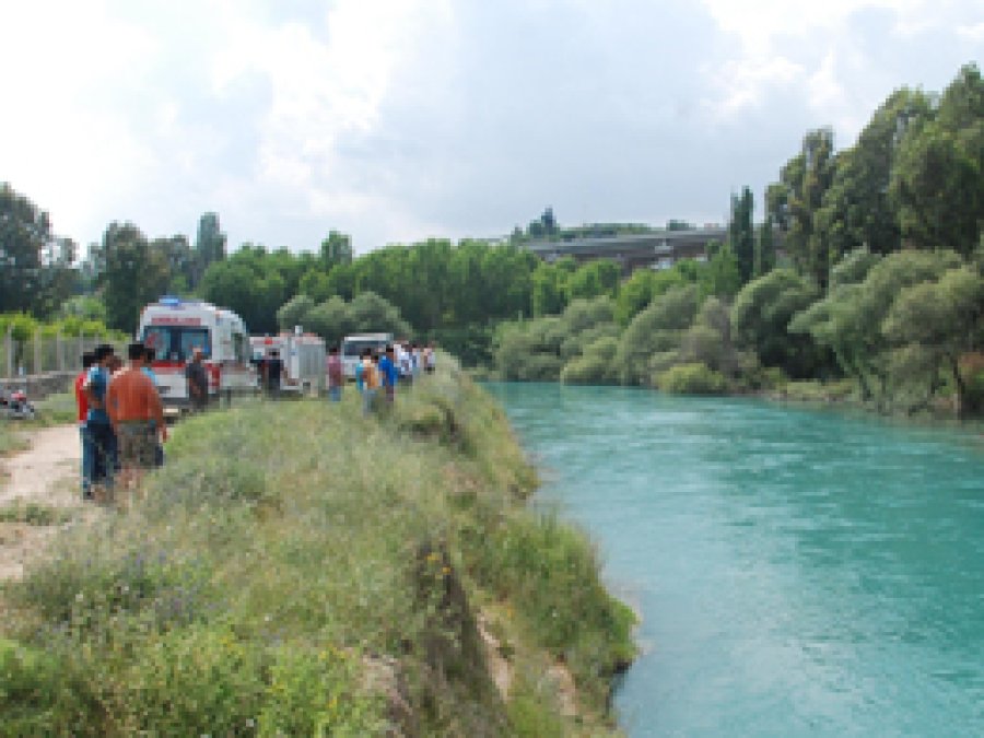 Tarsus’ta baraja giren 2 çocuktan biri boğuldu