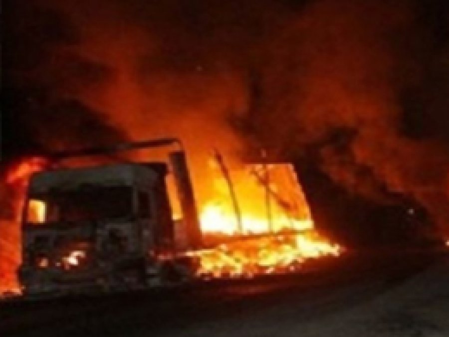 PKK Ağrı'da 2 TIR'ı daha yaktı