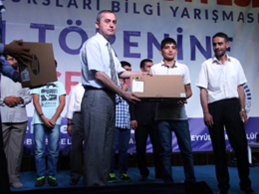 Yaz Kur'an kursunu hediyelerle tamamladılar
