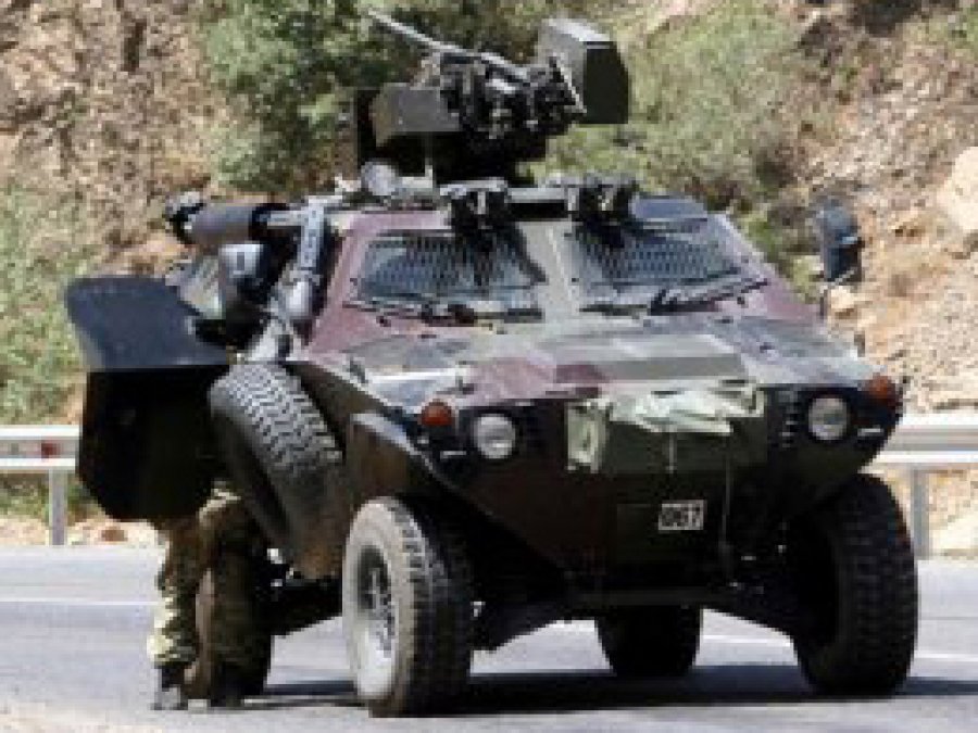 Şemdinli'de askeri araca bombalı saldırı