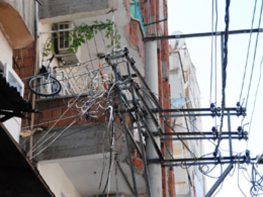 Diyarbakır'da elektrik telleri büyük tehlike saçıyor