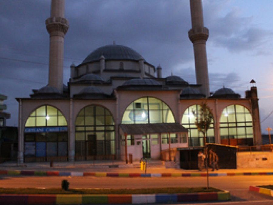 Olaylar sebebiyle halk camilere gidemez oldu
