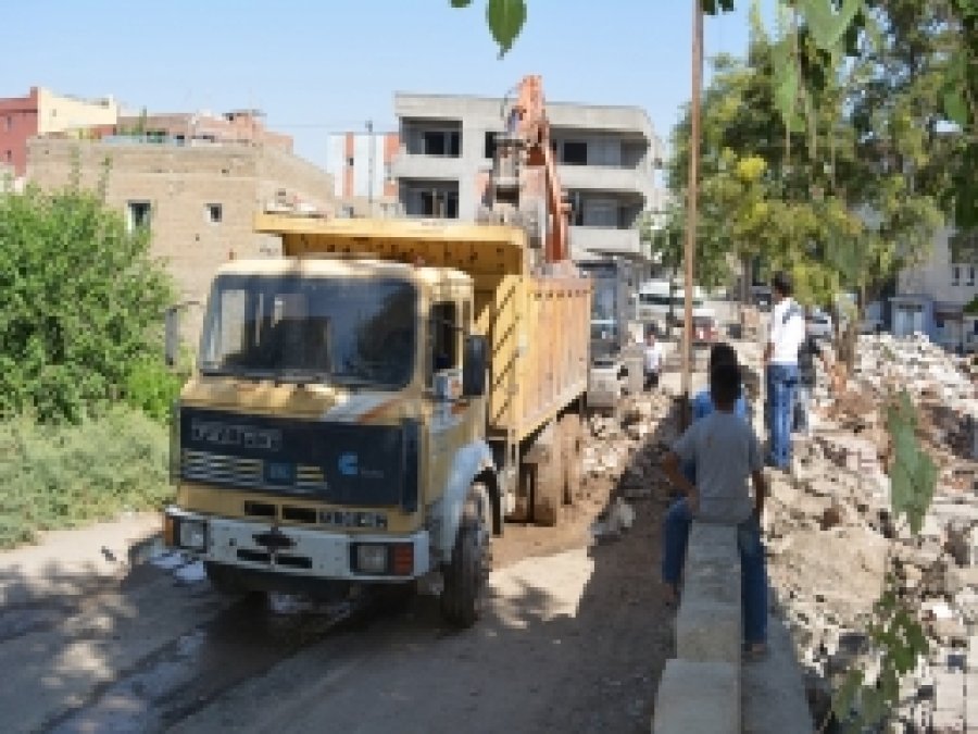 Batman'da seyir halindeki kamyon yola battı