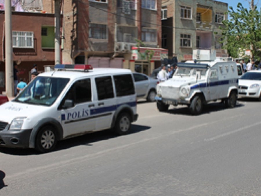 Diyarbakır'da polise saldırı: 2 ağır yaralı