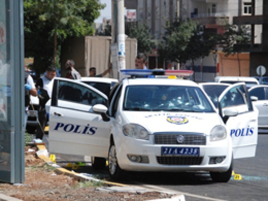 Diyarbakır’daki saldırıda 1 polis hayatını kaybetti