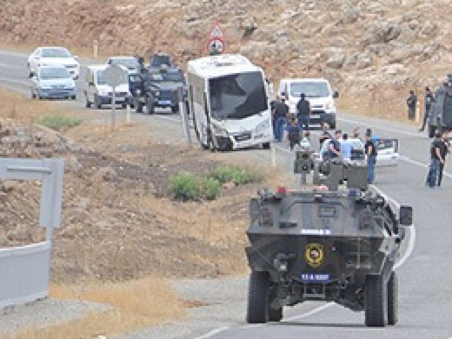 Şırnak'ta polis servisine bombalı saldırı: 5 yaralı