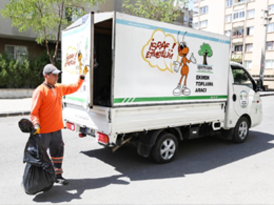 Bir kente yetecek kadar bayat ekmek toplanıyor