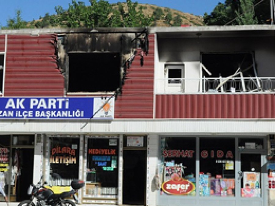 AK Parti Hizan İlçe Başkanlığına saldırı