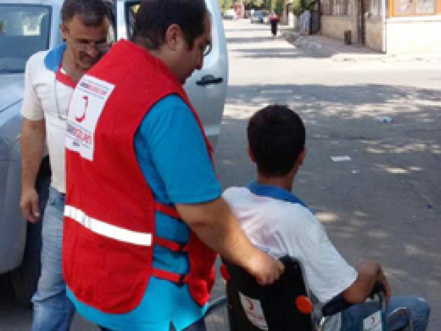 Kızılay'dan engellilere tekerlekli sandalye
