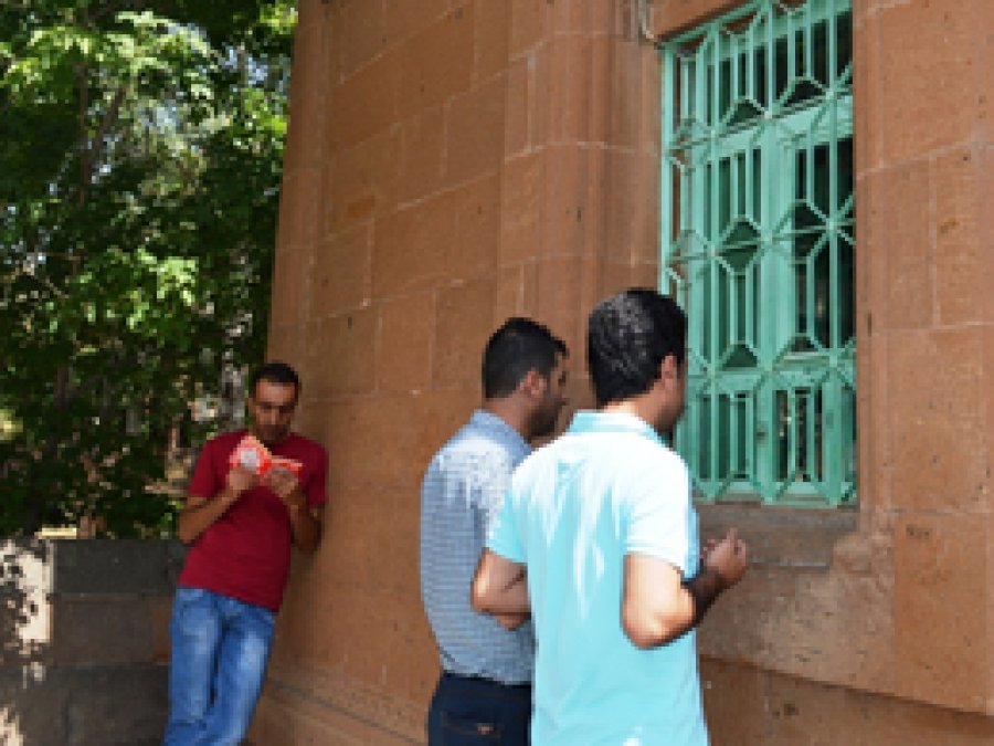 Abdurrahaman Gazi Türbesi ziyaretçilerini ağırlıyor