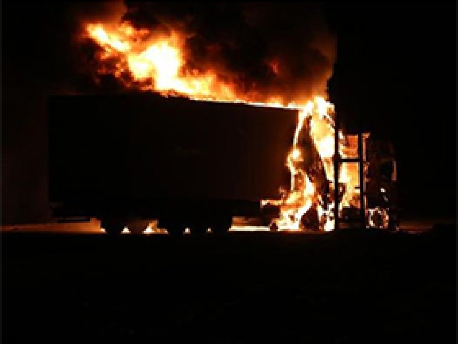 Erciş'te ateşe verilen TIR hâlâ yanıyor