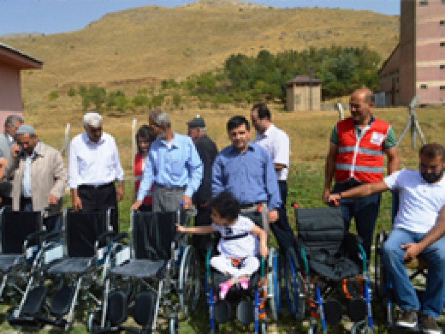 Kızılay engellilere tekerlekli sandalye dağıttı