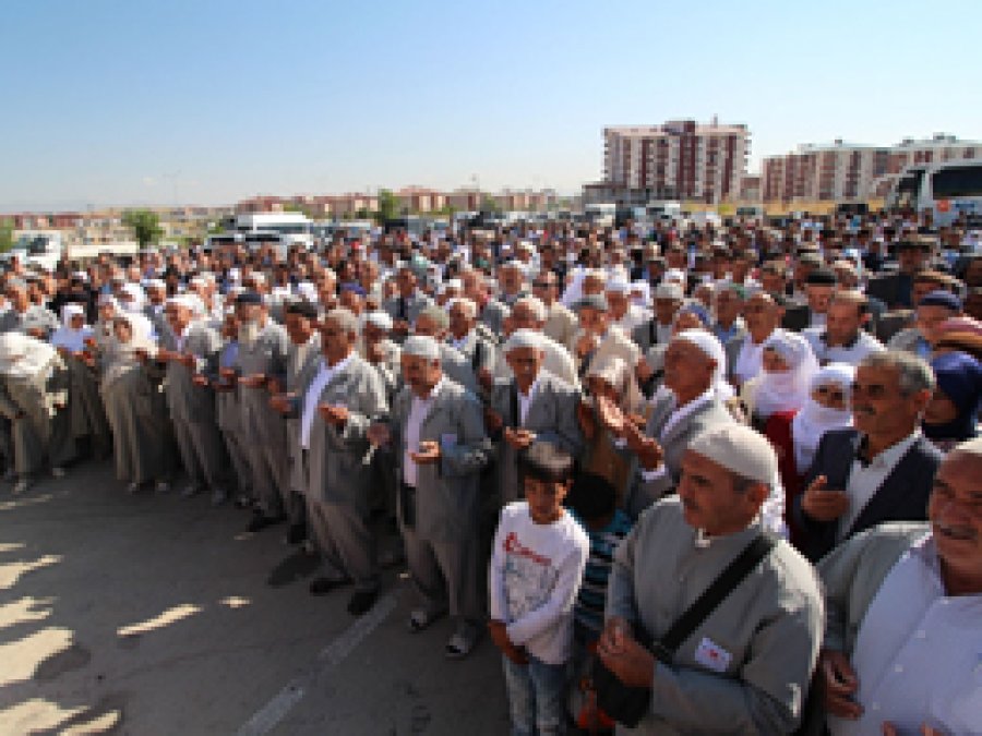 Ağrı'da ilk hacı adayı kafilesi uğurlandı