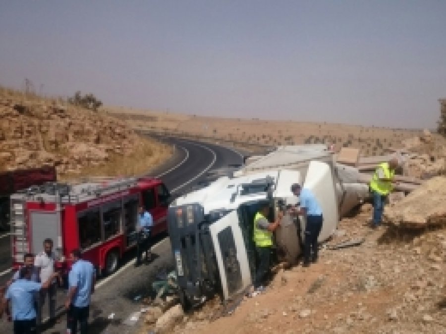 Midyat'ta ranza yüklü TIR devrildi: 1 yaralı
