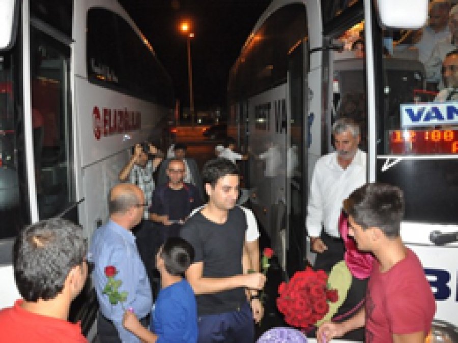 Doğu'ya giden yolculara çiçek ve çikolata dağıtıldı