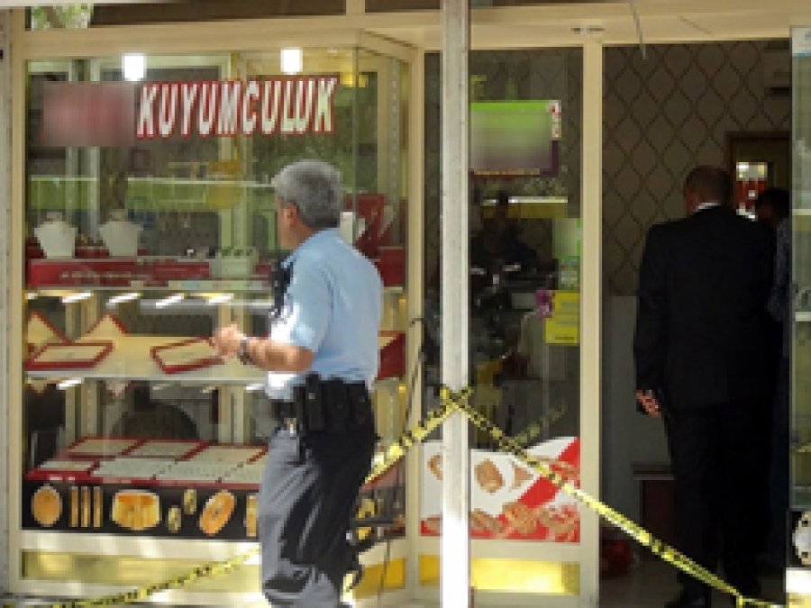 Gündüz ortasında kuyumcu soygunu