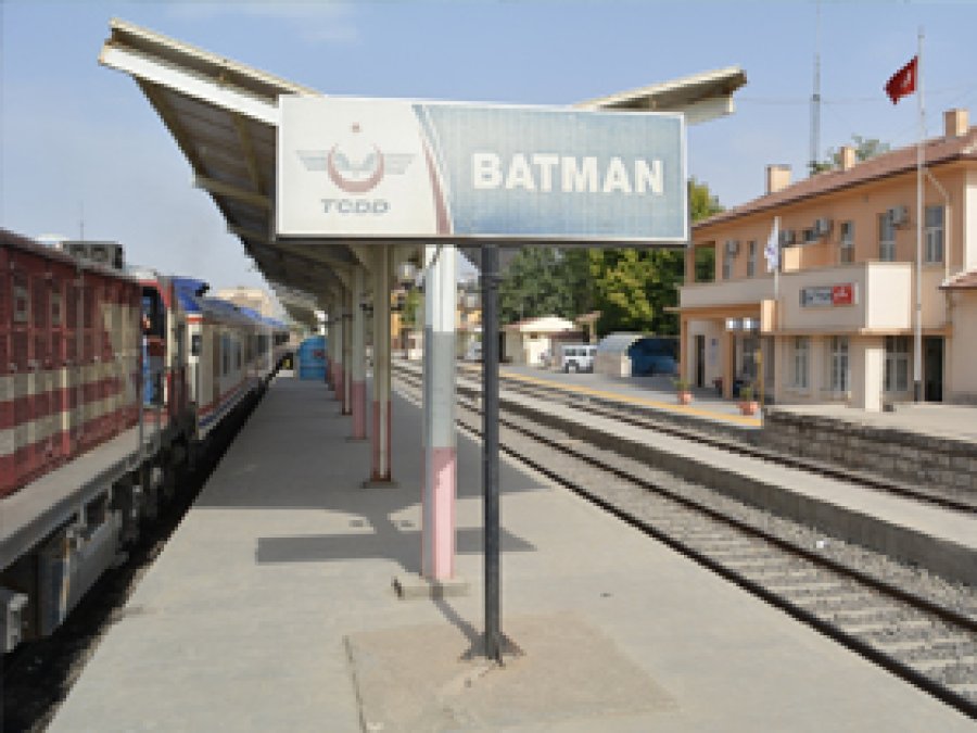 Şiddet olayları tren seferlerini de vurdu