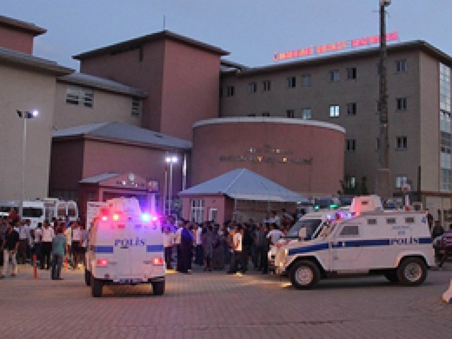 Hakkari'de polis aracına bombalı saldırı: 2 ölü