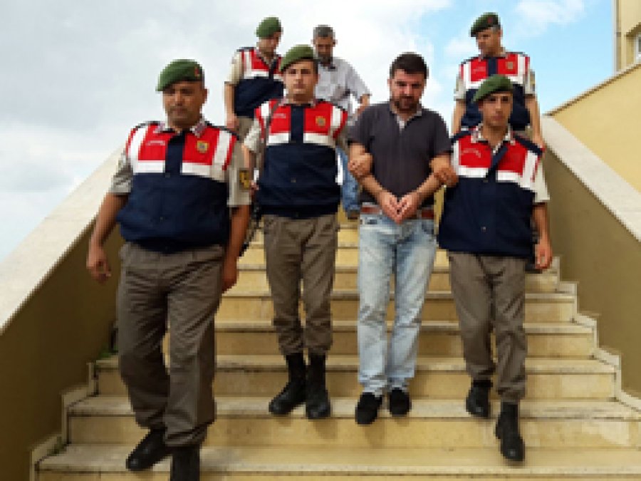 Uyuşturucu baskınında 2 kişi gözaltına alındı