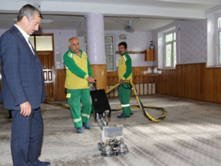 Gaziantep'te Kurban Bayramı öncesi camilerde temizleniyor