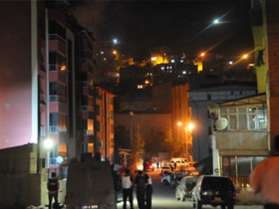 Karakoçan'da emniyet lojmanlarına saldırı