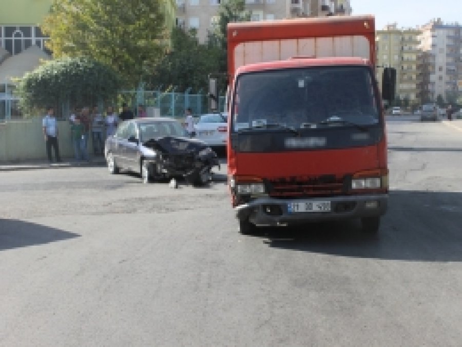 Diyarbakır'da maddi hasarlı trafik kazası