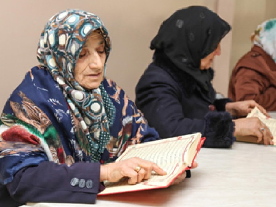 Yaşlı teyzelerin Kur’an öğrenme aşkı