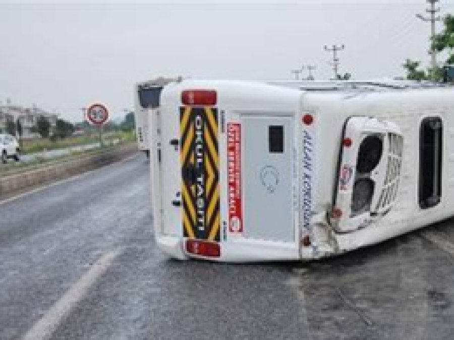 Öğrenci servisi kaza yaptı: 1 ölü 19 yaralı