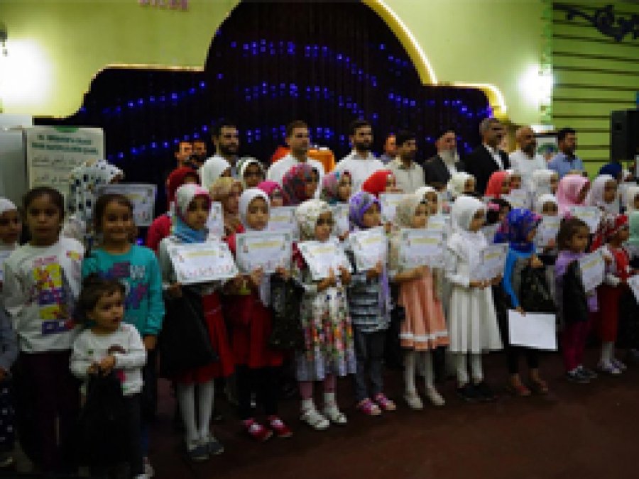 'Namazını kılan dinini ayakta tutar'