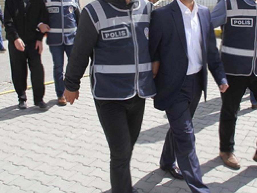 ByLock kullanan 10 öğretmen tutuklandı