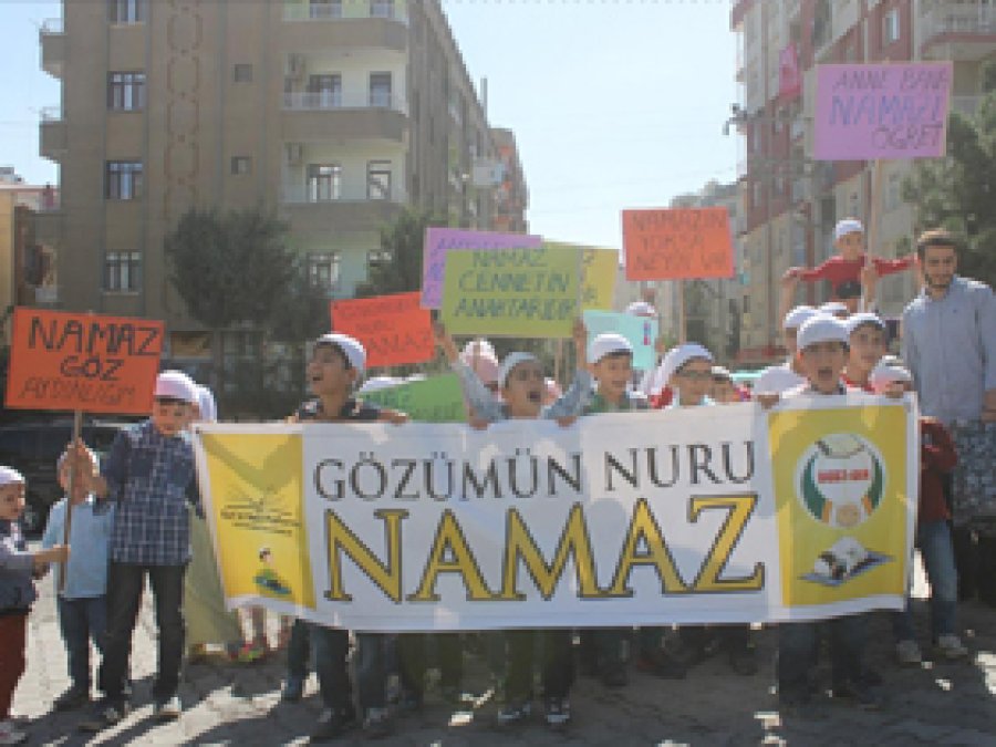Çocuklar namaz için yürüdü