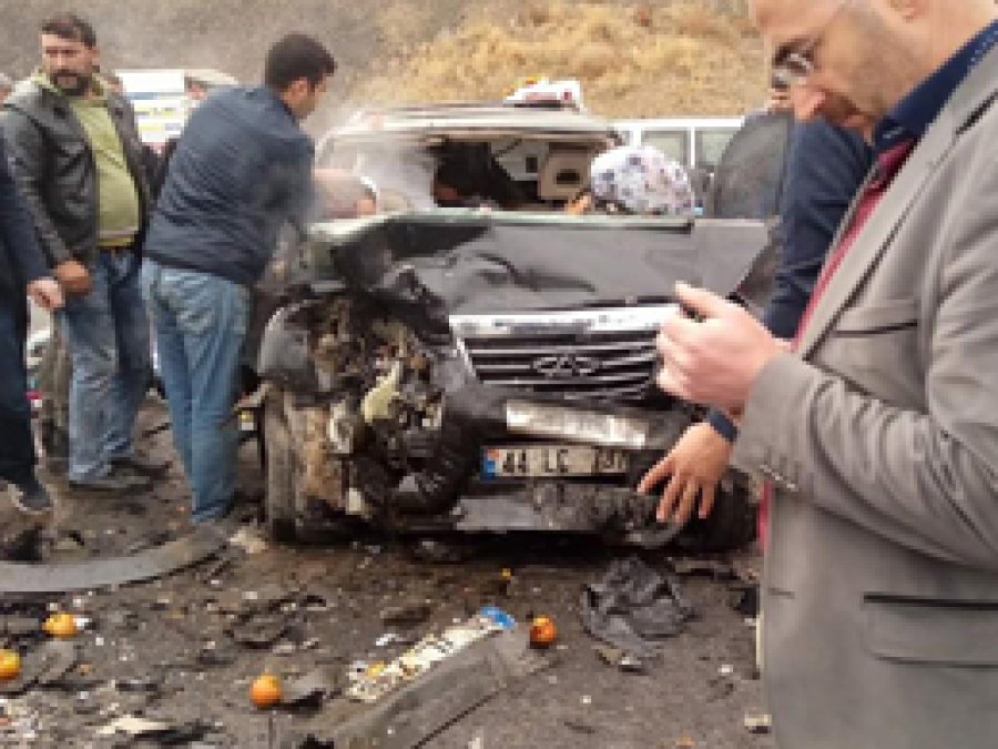 Bitlis’te trafik kazası: 3 ölü 9 yaralı