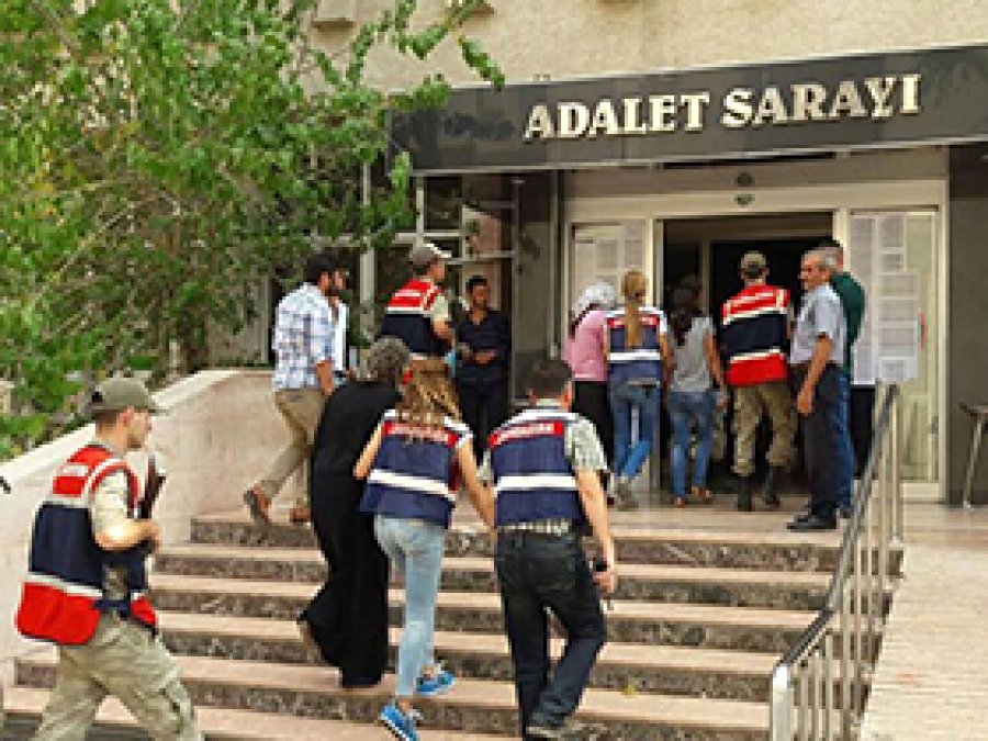 FETÖ'den 17 kadın gözaltına alındı