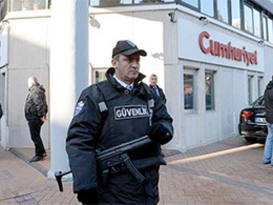 Cumhuriyet'e polis baskını: 11 Gözaltı