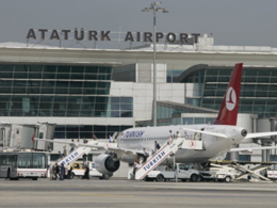 Uçağı kaçırmamak için bomba ihbarı yaptı