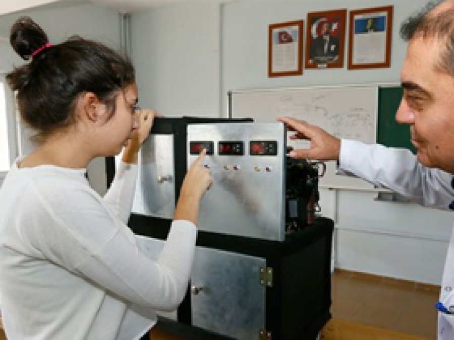 Babası için cihaz yaptı, dünya birincisi oldu