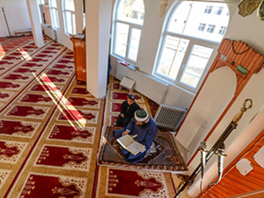 Evini satarak yaptırdığı Caminin imamı oldu