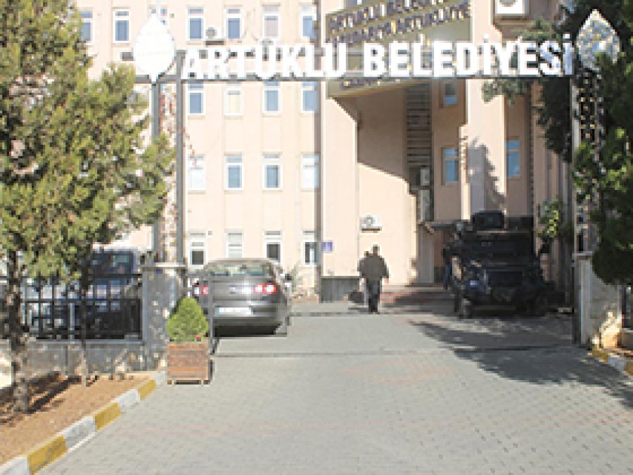 Artuklu Belediyesi'nde arama yapıldı