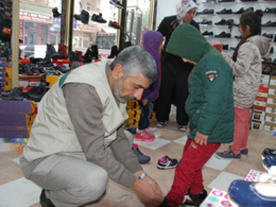450 yetime ayakkabı yardımı